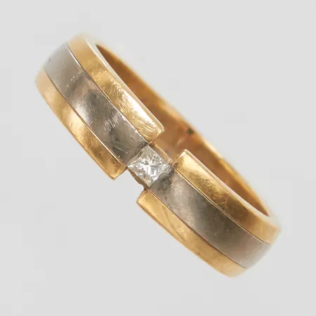 Ring med en princesslipad diamant 0,07ct enligt gravyr, stl:18½, bredd: 5,3mm, Heribert Engelbert, Stockholm, 2001, tvåfärgad, ograverad, 18K Vikt: 8,2 g