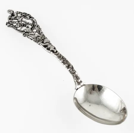 Sked med dekor av keruber längd 155mm, silver 28,7g. 