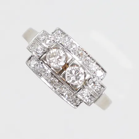 Ring i vitguld med diamanter 2xca0,15ct samt 22xca0,01ct stl:17½ bredd 2-8mm GD&Co (G. Dahlgren & Co) Malmö 1966, 18K Vikt: 5,5 g