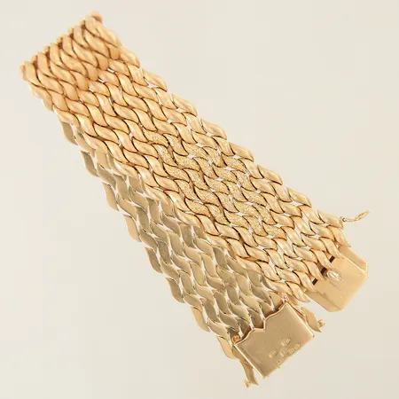 Armband halvstelt med dekor längd 20cm bredd 25mm borrhål undertill 18K Vikt: 69,4 g