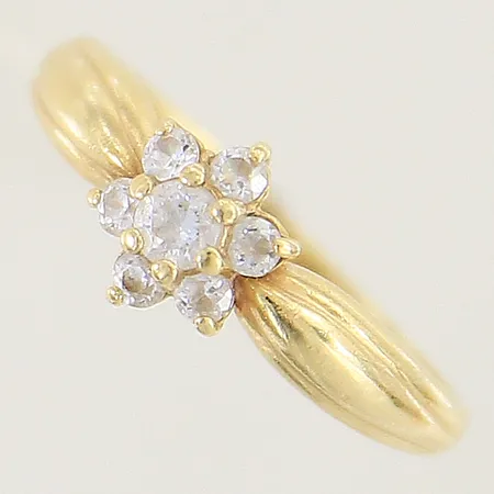 Ring med vita stenar stl:16¼ bredd 1,8-7,3mm 18K Vikt: 2,3 g