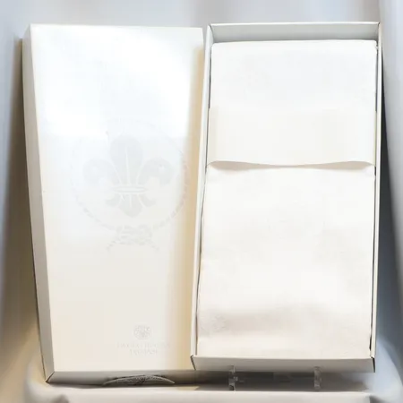 Duk Georg Jensen, "The Royal Anniversary and World Scout Centennial " linnedamast, från Georg Jensen Damask 150 x 220 cm Design HM Queen Silvia of Sweden och Diana Holstein, i kartong nyskick Skickas med postpaket.