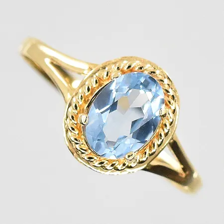 Ring med blå sten stl:17¼, bredd 2-9mm, 18K. Vikt: 1,6 g