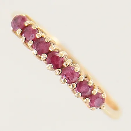 Ring med rosa syntetiska safirer stl:16½ bredd 1,7-3mm något skev skena 18K Vikt: 1,6 g