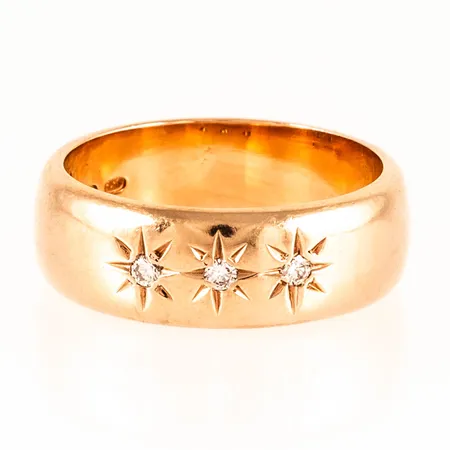 Ring med 3 x ca 0,02ct briljantslipade diamanter stl:18¾ bredd 7,3mm, 14K 9,6g.