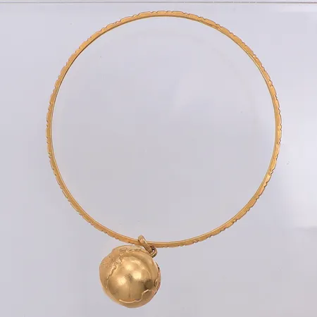 Armring Ø65mm bredd 1,8mm en berlock jordglob i 18K, 21K Vikt: 15,9 g