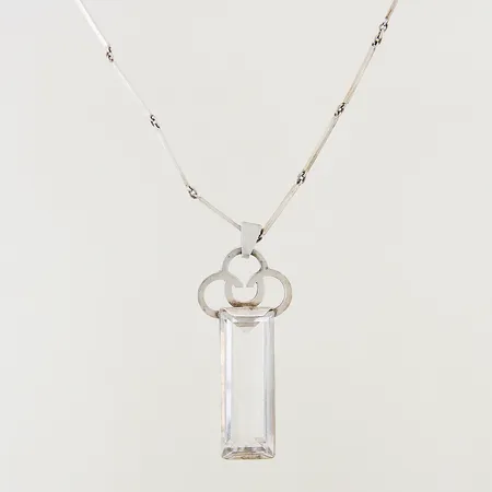 Collier Stigbert med hänge bergkristall längd 48cm bredd 1,3mm, hängets längd 63mm bredd 14,8-25,6mm, saknar låsögla silver 925/1000 bruttovikt 29,2g Vikt: 29,2 g