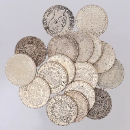 17 Mynt Gustaf V 2kr Ø31mm år 1910-40, 800/1000 silver Vikt: 254,6 g