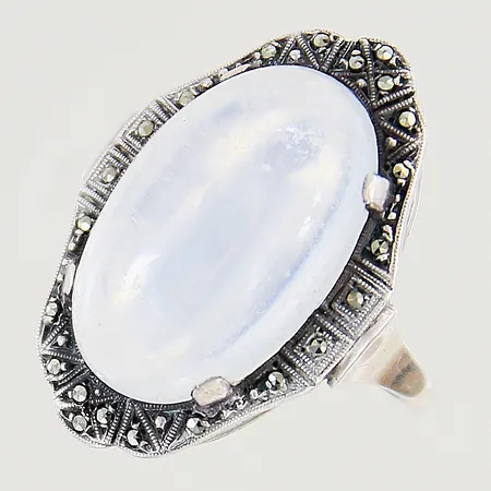 Ring med månsten samt markasiter stl 17½ bredd 2-25mm svensk importstämpel silver 830/1000 Vikt: 6,3 g