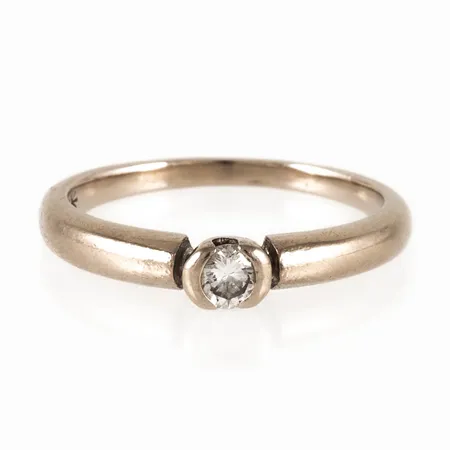 Ring Stjärnring Dione med en briljantslipad diamant 0,20ct TW(F-G)/vs stl:18¼ bredd 1,6-3,8mm, bruksslitage behov av rodiering, vitguld 18K 3,7g. Nypris ca 26.000:-