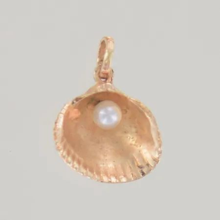 Hänge med pärla längd 1,5 cm bredd 1,2 cm, 18K 1 gr  Vikt: 1 g