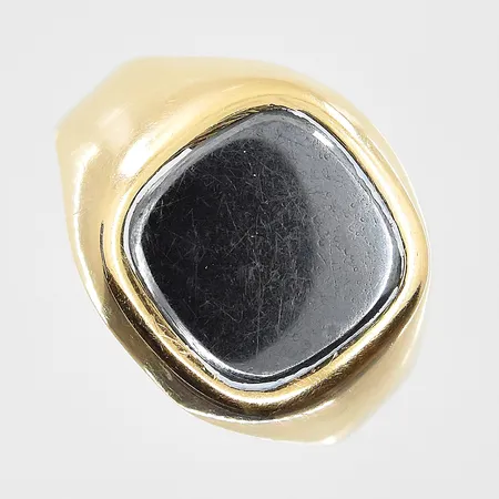Klackring med hematit stl:20¾, bredd 3-16mm, ytliga repor på sten, 18K. Vikt: 4,7 g