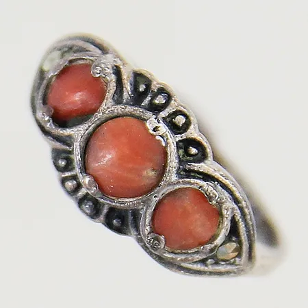 Ring med stenar samt markasiter stl:16½ bredd 2-9,4mm skadade stenar silver 830/1000 Vikt: 4 g
