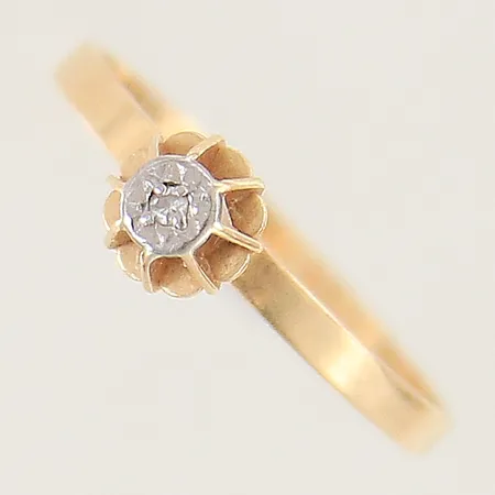 Ring med 8/8-slipad diamant ca 0,01ct Guldfynd stl:16 bredd 1,7-5,3mm fattning i vitguld 18K Vikt: 1,1 g