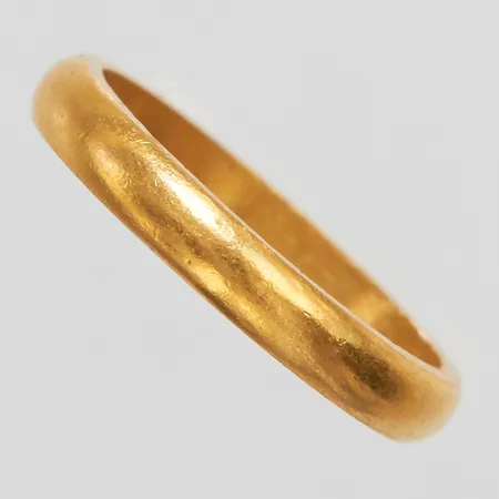 Ring slät stl:17, bredd: 3,1mm, svenska stämplar, personlig gravyr, repor, nagg, 23K Vikt: 4,4 g