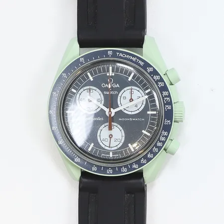 Herrur Omega X Swatch Moonswatch Mission on Earth bioceramic quartz ref-nr:S033G100 Ø42mm kronograf velcro-band med slitage, plexiglas med repor, certifikat 2023, box med lätt slitage, manual, ytterkartong, samt extra band, går ej (batteribyte krävs)