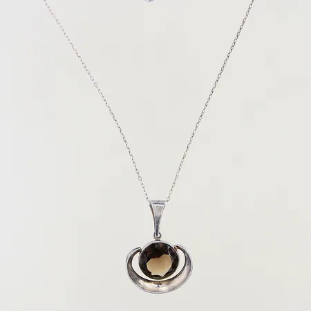Collier Kultaseppä Salovaara med rökkvarts längd 43cm bredd 1,3mm, hängets längd 35x24,7mm, silver 925/1000 Vikt: 6,2 g