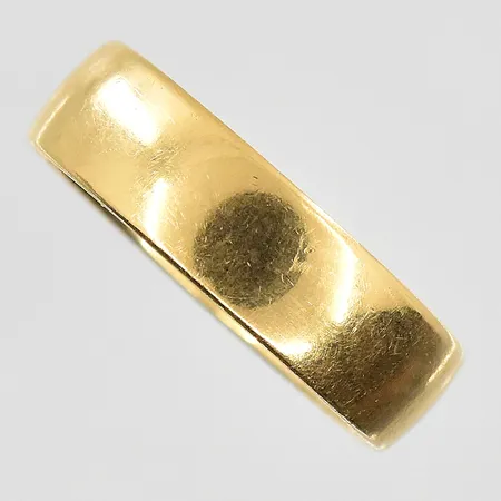 Ring Schalins stl:18¼ bredd 6mm, gravyr, 18K. Vikt: 7,1 g