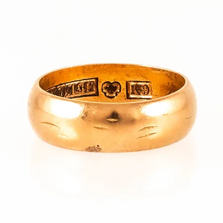 Ring stl:16¾ bredd 6mm, bortnött mönstergravyr, namngravyr, 18K 5,6g. 