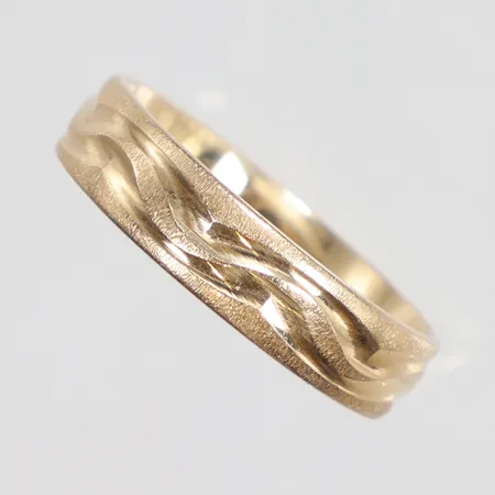 Ring mönstrad stl:18¼ bredd 5mm Schalin 18K Vikt: 5,6 g