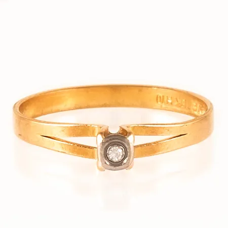 Ring med en diamant ca 0,01ct 8/8-slipad stl:16¼ bredd 2-3,5mm, 18K 1,2g. 