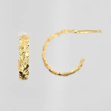 Örhängen längd 16mm bredd 3mm, 2 snurrebussar saknas, 18K. Vikt: 2 g