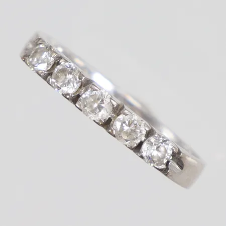 Ring i vitguld med vita stenar stl:18 bredd 3mm, med slitage samt hål i skenan, IBA Stockholm 18K Vikt: 3,7 g