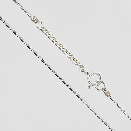 Kedja längd 48cm bredd 1mm, förlängd vid lås, silver 925/1000. Vikt: 1,8 g