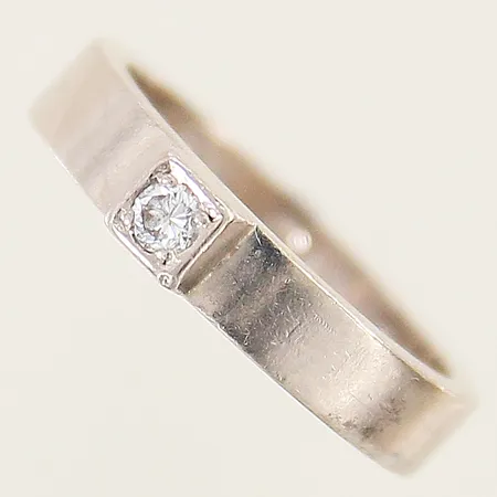 Ring med diamant 0,08ct enligt gravyr stl:17¼ bredd 3,9mm vitguld gravyr 18K Vikt: 6,2 g