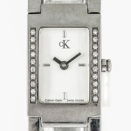 Damur Calvin Klein stål quartz 16,8x27,6mm med 20 briljantslipade diamanter totalt ca 0,20ct innermått 18/18,5cm bredd 16,5mm viklås, ett par repor på glaset, går ej - batteribyte krävs?