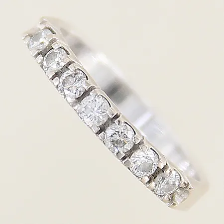Ring med diamanter 0,35ctv enligt gravyr Schalins stl:16 bredd 2,7mm vitguld 18K Vikt: 3 g