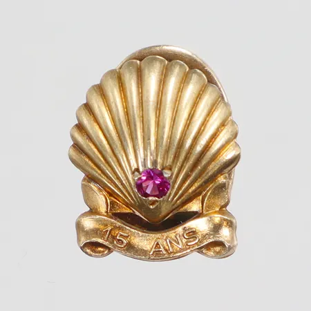 Kavajknapp möjligen Cartier men ej märkt "Shell 15 Ans" med rosa sten 12x15mm förgyllt silver Vikt: 2,2 g