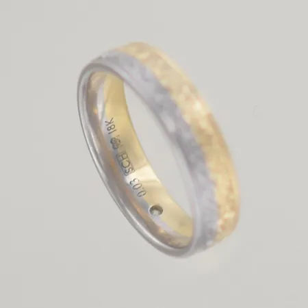 Ring 2 färger med diamant 0,03ct Stl: 17¾ bredd 5 mm, graverad 18K 5,5 gr  Vikt: 5,5 g