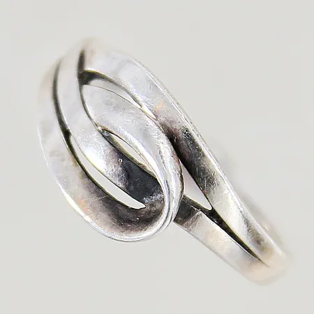 Ring med dekor stl:19 bredd 2,3-10,3mm silver 925/1000 Vikt: 3,6 g