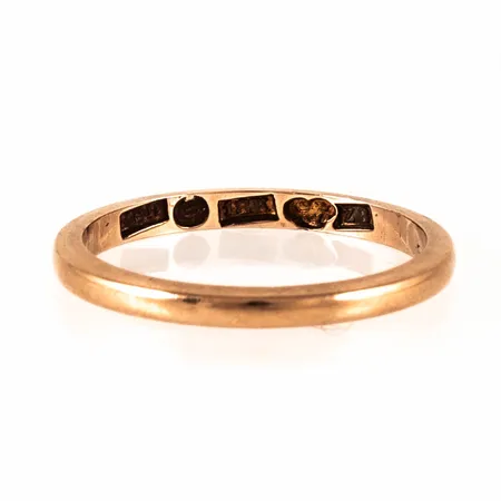 Ring slät stl:19½ bredd 2,2mm, vassa kanter, gravyr, 18K 3,2g. 