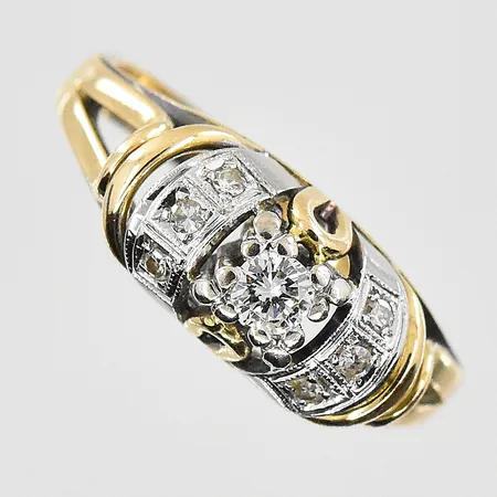 Ring med diamanter ca 0,20ctv stl:17¾, bredd 2-7mm, ojämn skena, gulguld/vitguld, 18K. Vikt: 4,4 g