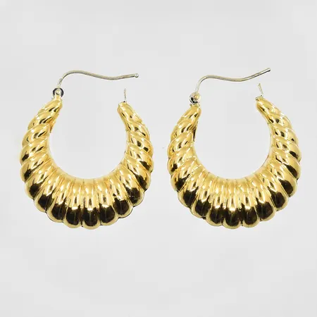 Örhängen creoler med räfflat mönster längd 35mm, bredd 4-11mm, stift i vitguld, ihåliga, 18K. Vikt: 13,2 g