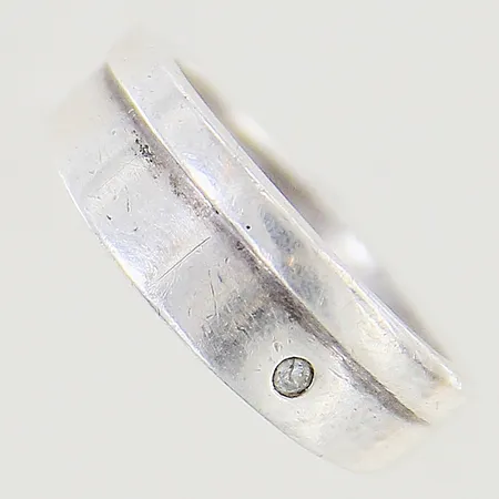 Ring med vit sten GHA stl:18¼ bredd 3,4-7,3mm, repig, silver 925/1000 Vikt: 5,2 g