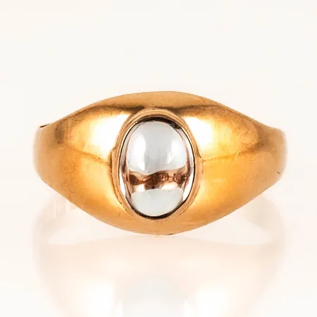 Ring med en cabochonslipad ljusblå sten stl:17¾ bredd 3,2-10mm, 18K 1,8g. 