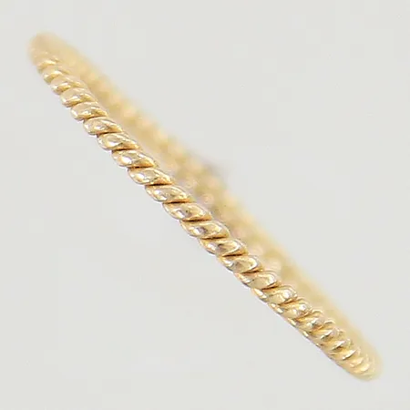 Ring tvinnad stl:17½ bredd 1,2mm ostämplad 18K Vikt: 0,9 g