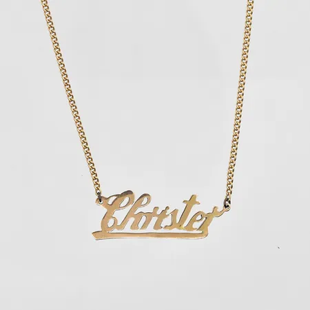 Collier med integrerat namnhänge längd 49½cm, länkens bredd 2mm, lås 12K collier 14K. Vikt: 5,8 g