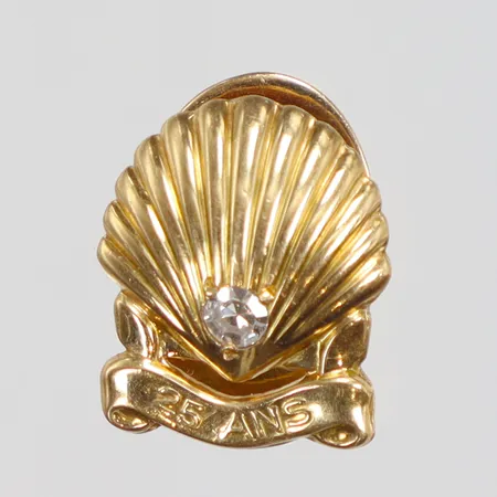 Kavajknapp Cartier "Shell 25 Ans" med diamant 1xca0,08ct 12x15mm 18K Vikt: 2,6 g