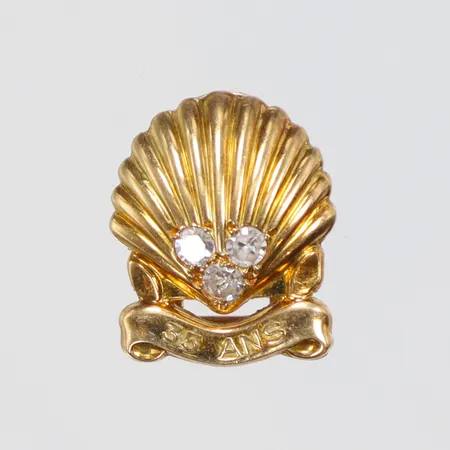 Kavajknapp Cartier "Shell 35 Ans" med diamanter 3xca0,04ct 12x15mm 18K Vikt: 2,7 g