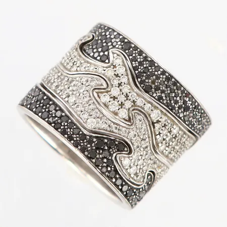 Ring Georg Jensen Fusion stl:17 (53) bredd: 16mm, vita samt svarta diamanter, vitguld, 2 svarta diamanter saknas, 18K  Vikt: 18,9 g