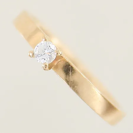 Ring med diamant ca 0,12ct stl:17 bredd 2,6-3,8mm diamant med ett smärre nagg på rondist 18K Vikt: 4,1 g