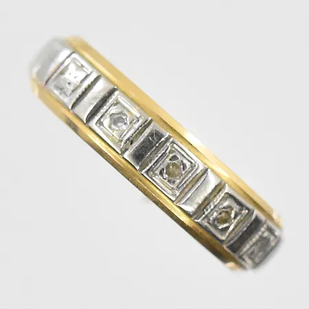 Ring med vita stenar stl:15½, bredd 4mm, gravyr, gulguld/vitguld, 18K. Vikt: 3,3 g