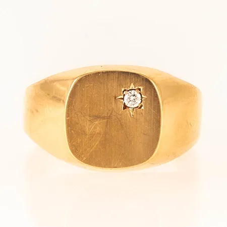 Klackring med en ca 0,03ct briljantslipad diamant stl:19½ bredd 4-12,3mm, förbottnad, namn- och datumgravyr, 18K 7,0g. 