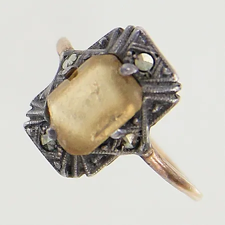 Ring med citrin samt markasiter stl 16½ bredd 1-13mm silverfattning, fattning samt skena med mindre skevheter, citrin med nagg samt slitage, gravyr, 18K Vikt: 2,2 g