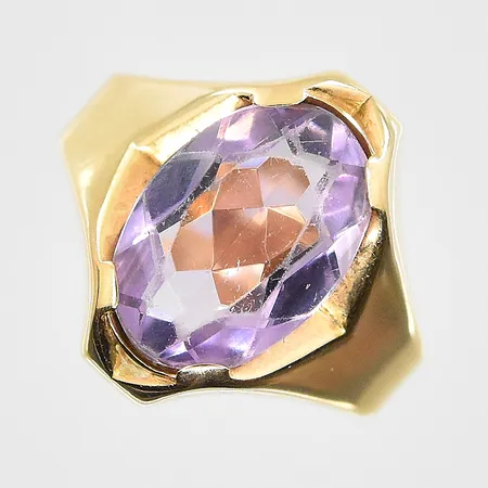Ring med lila sten stl:17 bredd 3-17mm, slitna facetter, 18K. Vikt: 4,2 g
