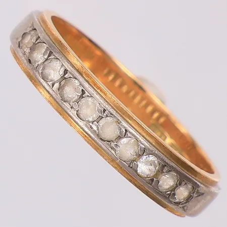 Ring vita slitna stenar stl:16¼ gul/vitguld, gravyr, 18K Vikt: 3,4 g